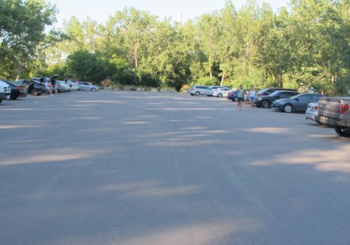 Do Canadian Music Bars Have Parking Lots or Designated Areas?